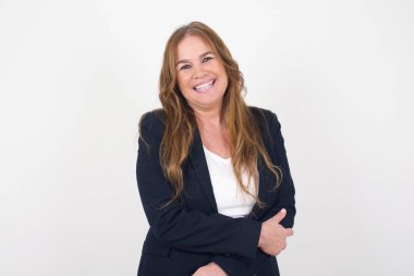 Sevimli, iyi huylu, beyaz bir kadın. Sevgi ve sempati göstermek isteyen sevimli bir gülümseme ve arkadaş canlısı bir ifade.. 