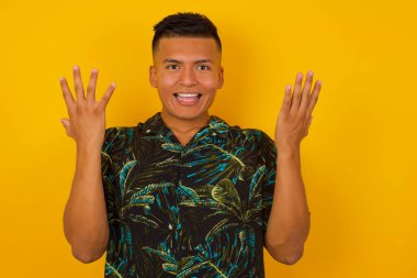 İnsanlar, başarı, galibiyet, zafer, heyecan, hedefler, kararlılık ve başarı konsepti. Neşeli, heyecanlı, şanslı İspanyol adam tezahürat yapıyor, başarıyı kutluyor, yumruklarıyla evet diye bağırıyor.