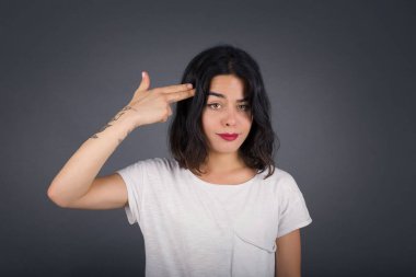 Mutsuz kadın dudaklarını kıvırıyor ve intihar jesti yapıyor, her şeyden bıkmış, sinagogda elle çekim yapıyor, stüdyo arka planına karşı izole edilmiş. Kapalı mekanda kadın hareketleri, kendini öldürmeye çalışır.