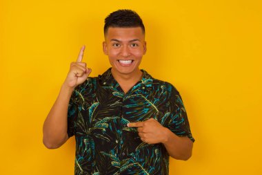 Pozitif ispanyol erkek der ki: Vay be, ne kadar heyecan verici, şaşırtıcı bir ifade, bir şey ifade ediyor. Neşeli genç adam bir şeyler gösteriyor.. 