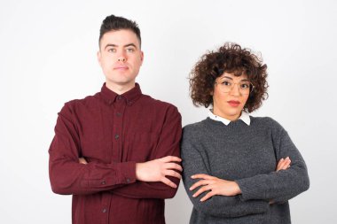 Stüdyo çekimi. Genç güzel çift poz veriyor