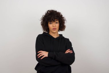 Güzel, kendine güvenen, kollarını kavuşturmuş genç bir kadının belini kaldır.