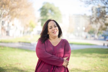 Parkta gülümseyen orta yaşlı güzel bir Arap kadın.  