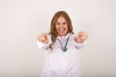 İki parmağını kameraya doğrultup: 