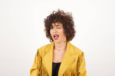 Sevimli genç bir kadın mutlu bir ifadeyle gözlerini kırpıyor. Yüz ifadeleri ve insanların duygu konsepti.