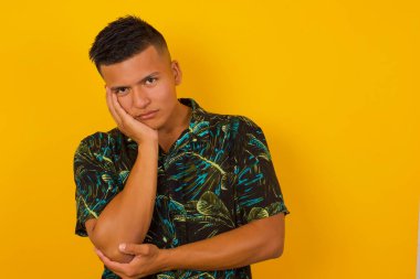 Çok sıkılmış, sakallı, sakallı bir İspanyol adam arka planda, yorgun ve hasta görünen başka bir çapraz elle desteklerken.... 