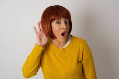 - Aman Tanrım! Süveter giyen, ağzı kocaman açan, kaşlarını kaldıran ve elleri kulaklarına yakın bir şekilde şaşırmış, dedikodu dinleyen komik, şaşkın, genç bir kadın..