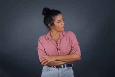 İçeride kollarını kavuşturmuş üzgün, genç bir kadının görüntüsü. Kötü haberleri dinledikten sonra hayal kırıklığına uğramış bir ifadeyle bakıyorum..