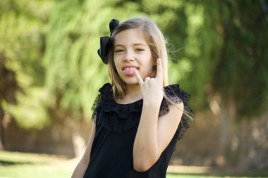 Dilini gösteren çılgın bir kızın portresi jestler yapıyor. Konserde olmanın heyecanını dile getiriyor..