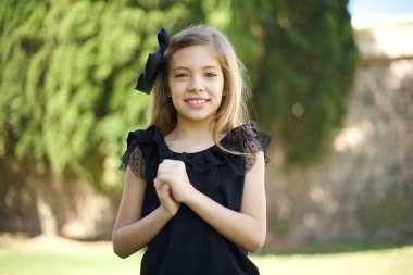 Vay canına. Yarım boy güzel bir kız portresi, ağzı açık duruyor. İnsani duygular, yüz ifadesi kavramı. Moda renkleri.