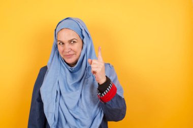 Orta yaşlı, tesettürlü müslüman kadın, 