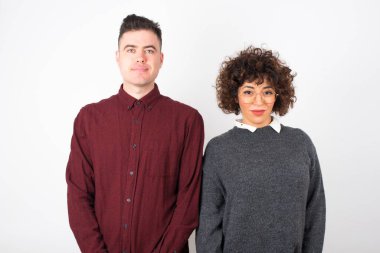 Stüdyo çekimi. Genç güzel çift poz veriyor 