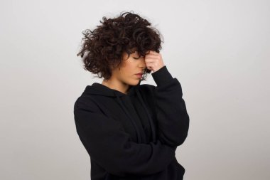 Çok üzgün, çekici, güzel bir kadın burnuna dokunuyor, ağlamak istiyor, stresli bir ilişkisi var, yorgun, işiyle ilgili sorunları var.