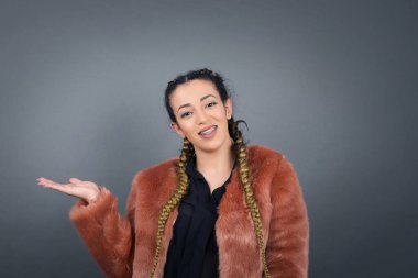 Boş alanda eli açık, izole edilmiş bir arka planı olan bir kadın olduğuna seviniyorum. Reklam kavramı.