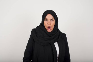 Şaşırmış, şaşkın bakışlı, şaşırmış, hayret verici, Omg ya da Wow diye bağıran, sıradan gri tişört giyen, kameraya bakan aptal gözlü genç kız öğrencinin vesikalığı.