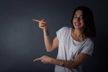 Olumlu çekici genç kadın neşeli ve şaşkın ifadesini bir kenara bırakırsak, ağzı açık, içeride inanılmaz bir şey gösteriyor. Reklam kavramı. 