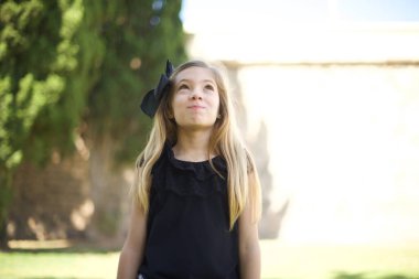 Komik kız gözlerini şaşı yapar, dudaklarını büzer, bütün gün ders çalıştıktan sonra suratını buruşturur.. 