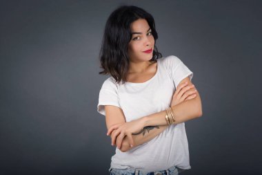 Güzel, kendine güvenen, neşeli, genç bir bayan girişimcinin belinde geniş bir gülümseme, kollarını kavuşturarak, şık kıyafetler giymiş meslektaşıyla tanışmaktan mutluluk duyar.. 