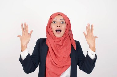 İnsanlar, başarı, galibiyet, zafer, heyecan, hedefler, kararlılık ve başarı konsepti. Neşeli heyecanlı Güzel Müslüman kadın siyah ceket giyiyor ve tesettürlü, başarıyı kutluyor, evet diye bağırıyor. 