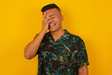 Karizmatik, kaygısız, neşeli, arkadaş canlısı İspanyol görünümlü bir adam duygularını gizlemeden gülmeyi sever. Gülen komik espriler duyarlar, gülen yüz, kapanan gözler, geniş beyaz bir arka plan.