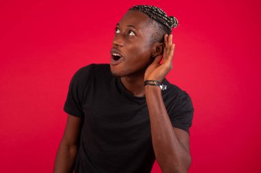 - Aman Tanrım! Komik afro-amerikan adam ağzını geniş aralıklarla açıyor, kaşlarını kaldırıyor ve elleri kulaklarında şaşırıyor dedikoduları dinlemeye çalışıyor..