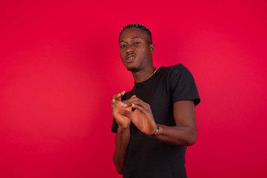 Ne kadar iğrenç! Tıraşsız, sıradan giyinmiş genç bir adam şöyle diyor: 