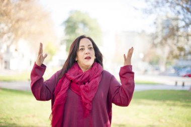 Güzel orta yaşlı bir Arap kadının parkta kafası karışıyor.  