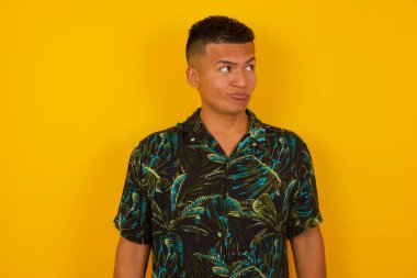 Hoş görünümlü genç İspanyol bir adam, düşünceli bir şekilde kenara bakıyor, üniversiteden sonra eylemler planlıyor, ne yapacağını hayal ediyor. Zeki adam yeni bir proje düşünüyor..