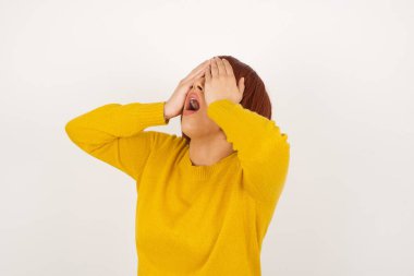 Şok olmuş, şık giyinmiş, el ele tutuşmuş, gözleri kapamış, umutsuzluk ve hüsran içinde çığlık atan bir kız, dehşet içinde, ağzı açık kaldı..