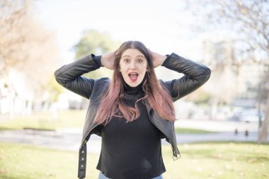 Genç ve güzel bir kadın parkta şaşırdı.