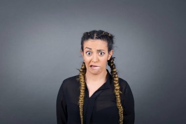 Güzel genç kadın gergin ve korkmuş dudaklar ısırıyor. Sabırsız bir ifadeyle kameraya bakıyor. Düşünceli. 