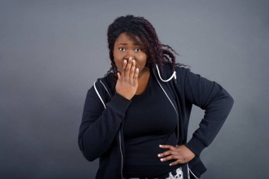 - Evet. Sanırım ben söyledim! Afro-Amerikan kadın portresi yakın çekim gündelik giysiler içinde ağız ve avuç içi açık, büyük gözlerle yalnız kameraya bakın. 