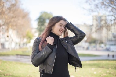 Parkta gülümseyen güzel bir kadın.