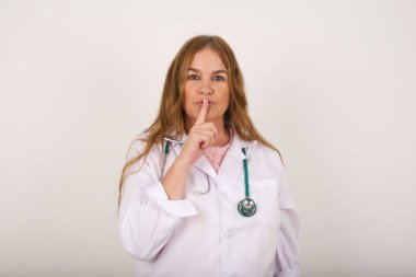Sırrımı söyleme ya da yüksek sesle konuşma, lütfen! Duygusal olarak şaşırmış. Kafkasyalı doktor kadın tıbbi üniforma giyiyor. Sessiz ol diyor..