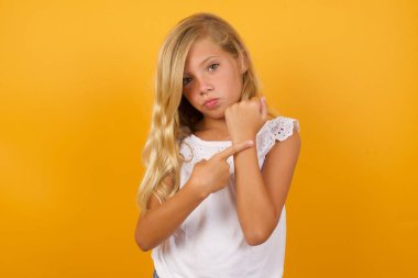 Sarı arka planda işaret eden güzel kız. 