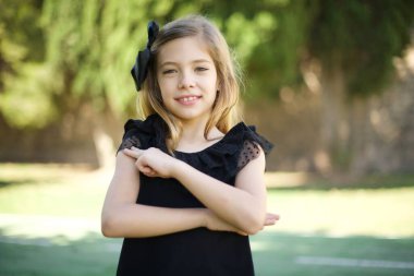  Kız kamera önünde hileli bakışlar ve yana hareketlerle poz veriyor. 