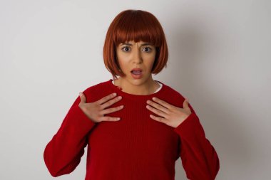 Şok olmuş genç ve güzel bir kadın ellerini göğsünde tutuyor, ağzı sonuna kadar açık, kameraya bakıyor faturaları ödemeyi unuttuğunu fark ediyor, büyük bir para cezası alıyor, izole edilmiş bir şekilde. Kız diyor ki: kim, ben?