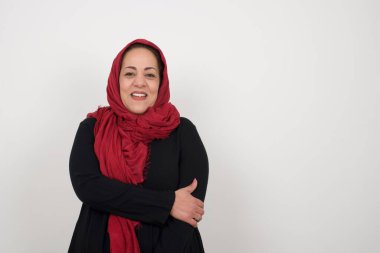 Hoş, iyi huylu, olgun Müslüman bir kadın. Sevgi ve sempati göstermek için kendini tutarak büyüleyici bir gülümseme ve dostça bir ifade takınıyor. Kalbim senin için.!