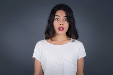 Şok olmuş bir şekilde kameraya bakan, hayret ve şaşkınlık içinde bağıran, 