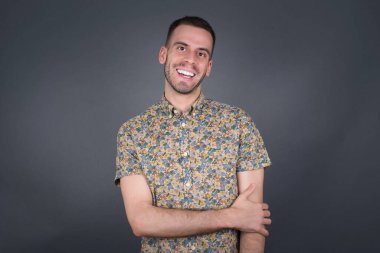 Çekici bir adam biriyle konuşurken kameraya geniş bir şekilde bakıp gülümsüyor.. 