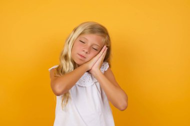 Sarı arka planda tatlı bir kız. 