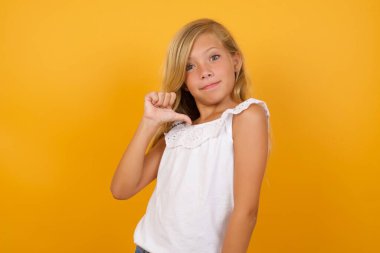 Sarı arka planda kendini gösteren tatlı bir kız. 