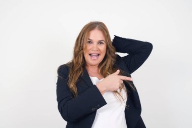 Orta yaşlı beyaz kadın diyor ki: Vay be, ne kadar heyecan verici, şaşırtıcı bir ifade..