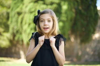 İnsan yüzü ifadeleri ve duyguları. Paniğe kapılmış genç bir kızın portresi, ellerini yüzüne yakın tutuyor, ağzı sonuna kadar açık. Umutsuzluk ve şok içindeki bir kadın