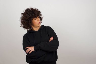 İçeride kolları bağlı duran üzgün genç bir bayan görüntüsü. Hayal kırıklığına uğramış bir ifadeyle bakıyorum 