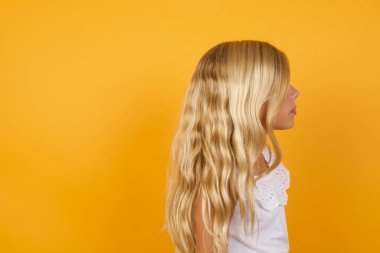 Sarı arka planda güzel bir kız. 