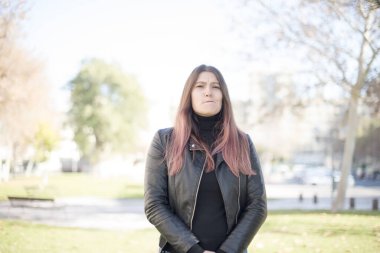 Parkta düşünen genç ve güzel bir kadın 