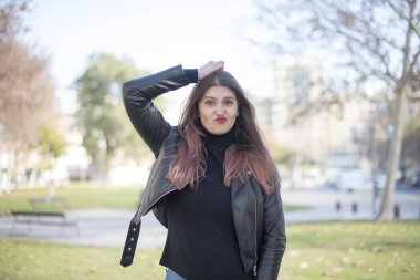 Genç ve güzel bir kadının parkta kafası karışmış.