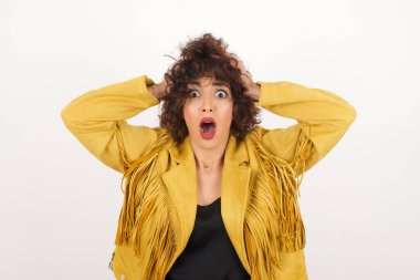 Korkunç, stres, şok. Kafasını tokalaştıran genç, duygusal bir kadının portresi. İnsani duygular, yüz ifadesi kavramı. Moda renkleri. Ön görünüm