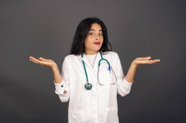 Şaşırmış güzel doktor bayan öğrenci sersemlemiş durumda.
